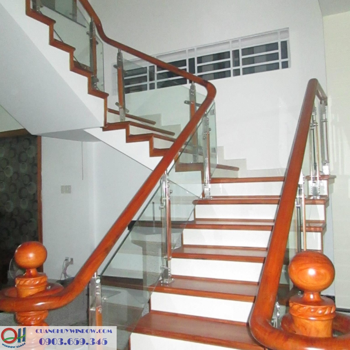 Cầu thang kính trụ đứng tay gỗ, trụ cái
