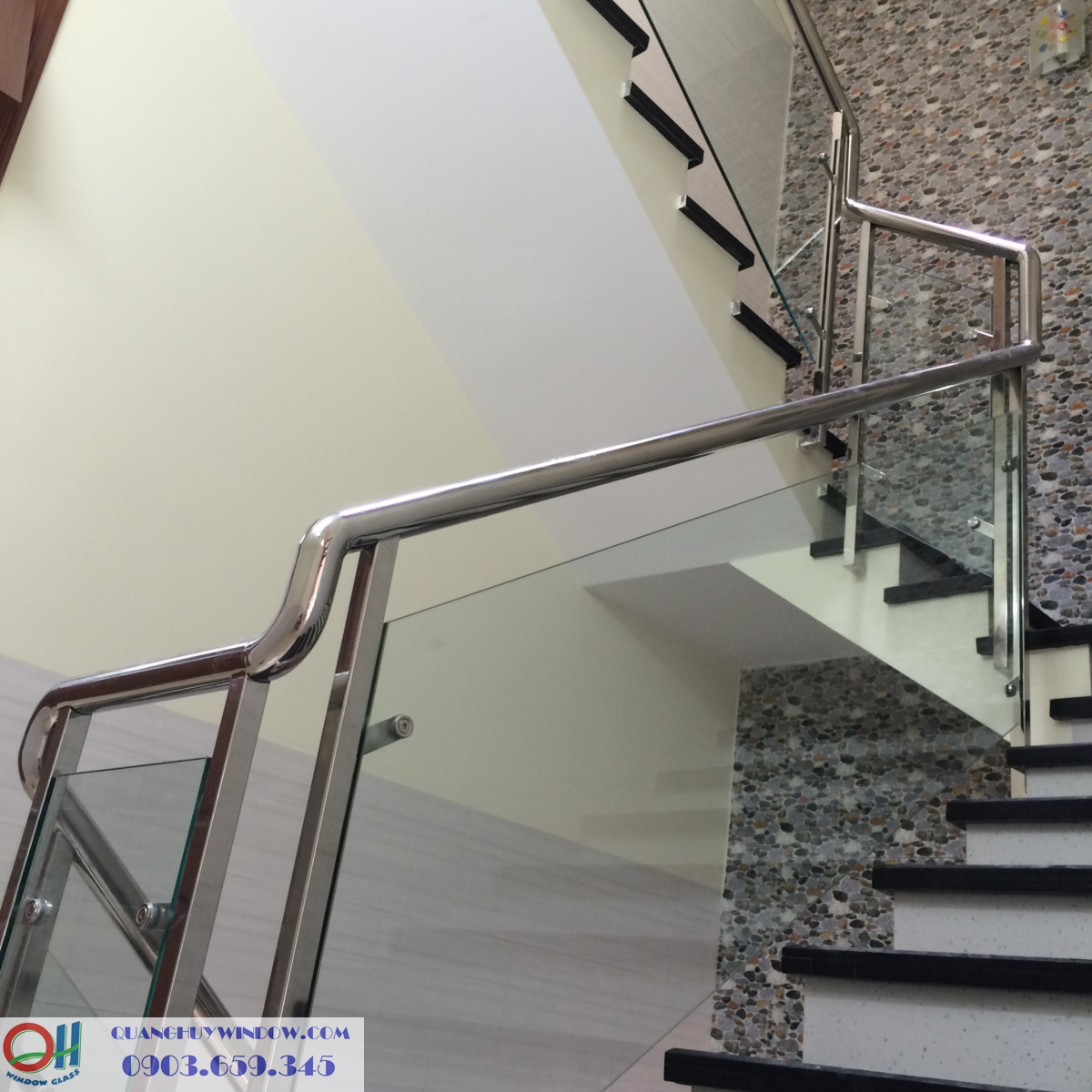 Cầu thang kính trụ inox và tay vịn inox 
