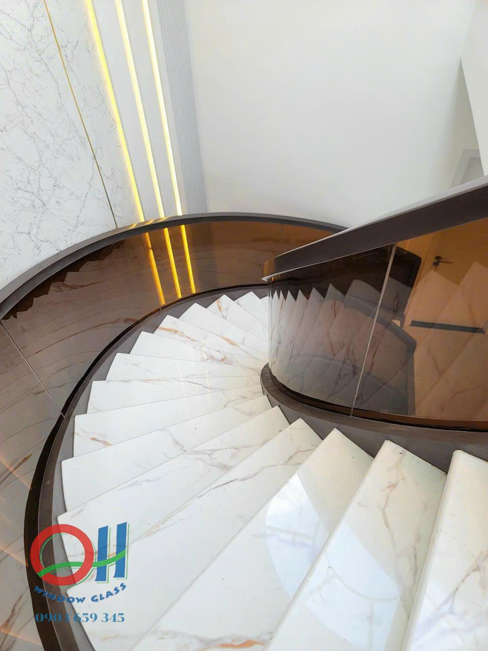 Thi công lan can cầu thang kính đẹp miễn chê